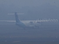 Jarak pandang di bandara tersebut kurang dari 1.000 meter.