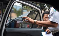 Petugas juga mencopot kaca film berwarna gelap yang dipasang sopir angkot.
