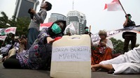 Beberapa aktivis menggelar aksi teatrikal Bundaran Patung Kuda, Jakarta. Safir Makki/CNN Indonesia