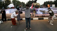 Beberapa aktivis melakukan aksi teatrikal. Sementara aktivis lainnya membentangkan spanduk darurat asap. Safir Makki/CNN Indonesia