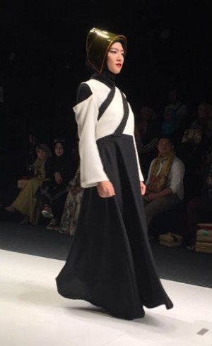 Hannie Hananto Tampilkan Busana Muslim Paduan Kimono dan Batik