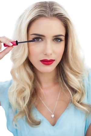 Trik Terapkan Eyeliner dan Maskara Warna-warni untuk Riasan Sehari-hari