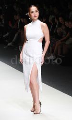 BCL Sexy in White, Ashraf Berbaju Menerawang di JFW 2016