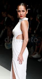 BCL Sexy in White, Ashraf Berbaju Menerawang di JFW 2016