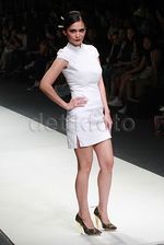 Dibalut Dress Mini Putih, Cut Tari Lenggak-lenggok di Catwalk
