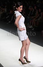 Dibalut Dress Mini Putih, Cut Tari Lenggak-lenggok di Catwalk