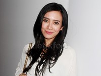 Ia memoles bibirnya dengan lipstik pink. Pool/Gus Mun/detikFoto.