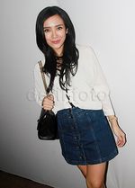 Gaya Dea Ananda dengan Rok Mini Denim