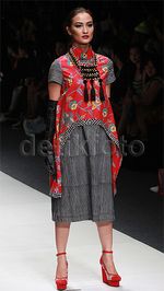 Atiqah dan Marsha Timothy Elegan Dibalut Busana Batik Ivan Gunawan