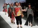 Atiqah dan Marsha Timothy Elegan Dibalut Busana Batik Ivan Gunawan