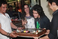 Shawn mendapat kejutan kue ulang tahun dari Andi. Pool/Gus Mun/detikFoto.