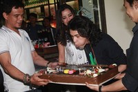 Bintang film 'This Is Cinta' itu meniup lilin di kue ulang tahunnya. Pool/Gus Mun/detikFoto.