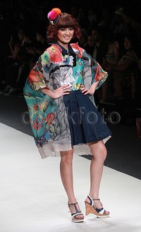 Stike a pose! Pose Chika di catwalk. Pool/Gus Mun/detikFoto.