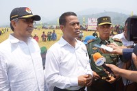 Menteri Pertanian Andi Amran Sulaiman bersama Pangdam VII Wirabuana Mayjen TNI Bachtiar dan Gubernur Sulawesi Tenggara Nur Alam berdialog dengan para media usai melakukan panen raya padi di Kelurahan Toshiba, Kecamatan Samaturu, Kabupaten Kolaka, Sabtu (24/10/2015)