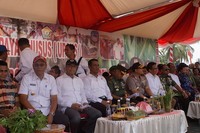 Menteri Pertanian Andi Amran Sulaiman bersama Pangdam VII Wirabuana Mayjen TNI Bachtiar, Gubernur Sulawesi Tenggara Nur Alam, dan Bupati Kolaka Ahmad Safei saat acara dialog dengan para petani di lokasi panen raya padi, Kelurahan Toshiba, Kecamatan Samaturu, Kabupaten Kolaka, Sabtu (24/10/2015)