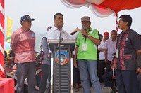 Menteri Pertanian Andi Amran Sulaiman berdialog langsung dengan para perwakilan petani dan penyuluh pertanian saat memberikan sambutan pada pada acara panen raya padi di Kelurahan Toshiba, Kecamatan Samaturu, Kabupaten Kolaka, Sabtu (24/10/2015)