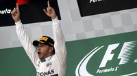 Hamilton melakukan perayaan usai keluar sebagai juara dunia Formula 1 2015. Adrees Latif/Reuters/detikFoto.