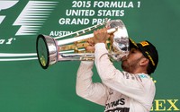 Hamilton menerima trofi juara dunia Formula 1 2015. Jerome Miron/Reuters/detikFoto.