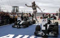 Hamilton finis pertama dan tampil sebagai juara dunia. Rosberg finis kedua, sementara Vettel finis ketiga. Adrees Latif/Reuters/detikFoto.