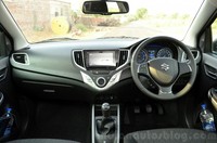 Kamera parkir, automatic climate control, smart entry with push button start, sistem hiburan SmartPlay layar sentuh 7 inci dengan Apple CarPlay dan kontrol audio serta telepon pada setir terdapat pada mobil ini. Pool/Indianautosblog.