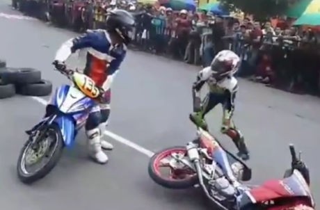 Ini Video Dua Pebalap Motor Bersenggolan, lalu Berkelahi