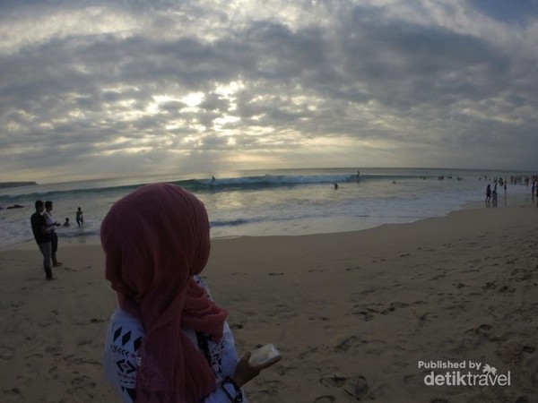 Menikmati Senja Di Pantai Dreamland Bali