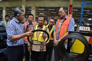 Menperin Blusukan ke Pabrik Ban Berusia 80 Tahun di Bogor