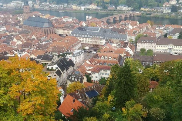 Heidelberg berjarak 1,5 jam naik bus dari Frankfurt. Tampak nuansa musim gugur di kota ini dari pepohonan yang ada (Madin/detikTravel) Heidelberg berjarak 1,5 jam naik bus dari Frankfurt. Tampak nuansa musim gugur di kota ini dari pepohonan yang ada (Madin/detikTravel)