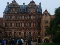 Dengan tiket 6 Euro (Rp 90 ribu) Anda bisa berkeliling kastil kuno Heidelberg. Selain itu, ada juga sebuah area terbuka di dalam kastil, tempat melihat pemandangan kota (Madin/detikTravel)