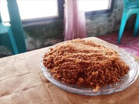 Wanita yang bergabung dalam Koperasi Embun Pagi di Kampung Limalas, Misool Timur, Raja Ampat berencana untuk mengolah ikan tenggiri menjadi abon. Ikan tenggiri memang cukup mudah didapatkan di perairan Raja Ampat (Kurnia/detikTravel)