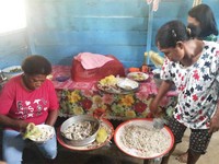 Mama-mama pembuat abon sudah diberi pelatihan di Makassar dan Bantaeng. Pelatihan dan produksinya difasilitasi oleh Dinas Kelautan dan Perikanan melalui BLUD UPTD KKP Raja Ampat bersama The Nature Conservancy (Kurnia/detikTravel)