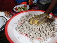 Secara garis besar, pembuatan abon ikan tenggiri dimulai dengan membersihkan dan merebus ikan segar. Kemudian daging dan durinya dipisahkan, dicampur bumbu dan digoreng (Kurnia/detikTravel)