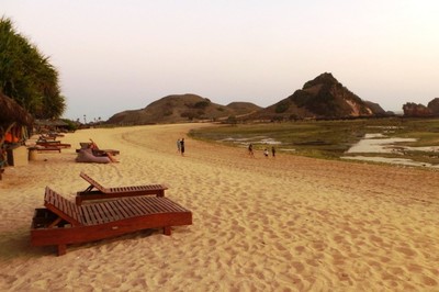 Sunset Romantis di Pantai Putri Nyale, Lombok