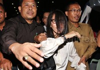 Fransisca tampak dikawal ketat dua orang. Lamhot Aritonang/detikFoto.