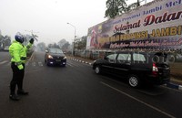 Kendati begitu, kabut asap masih tampak menyelimuti Kota Jambi.