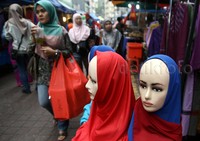 Pakaian muslim juga dijajakan di pasar ini.