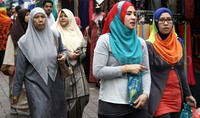 Para pengunjung berkeliling pasar untuk mencari barang-barang yang dibutuhkan.