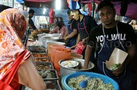 Pasar malam ini juga menjajakan aneka makanan.