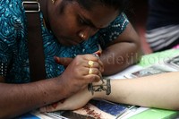 Di pasar ini juga terdapat kios yang menyediakan jasa pembuatan tato.