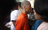 Motifnya tersangka mengajak melakukan perbuatan itu dengan menawarkan permen atau uang kepada korban. Tempat kejadiannya pernah di rumah, kuburan, kolam renang sekitar rumahnya, dan sekolah, ujar ujar Kapolres Metro Jakarta Selatan Komisaris Besar Wahyu Hadiningrat di Polres Metro Jakarta Selatan, Selasa (27/10).     
