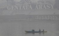 Menara Gentala Arasy juga tertutup asap.