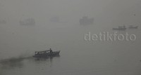 Sejumlah perahu tetap beroperasi di Sungai Batanghari.