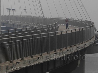 Asap Selimuti Sungai Batanghari Jambi