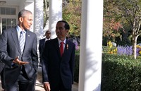 Obama dan Jokowi tampak berbincang akrab saat berkeliling White House. Laily Racheve/Setpres/detikFoto.
