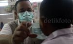 Anis Bagikan Masker untuk Siswa Korban Asap