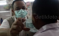 Anis membagikan masker ke siswa SD.