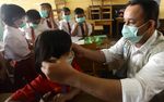 Anis Bagikan Masker untuk Siswa Korban Asap