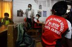 Anis Bagikan Masker untuk Siswa Korban Asap