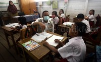 Anis juga berdialog dengan para siswa.