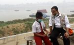 Anis Bagikan Masker untuk Siswa Korban Asap